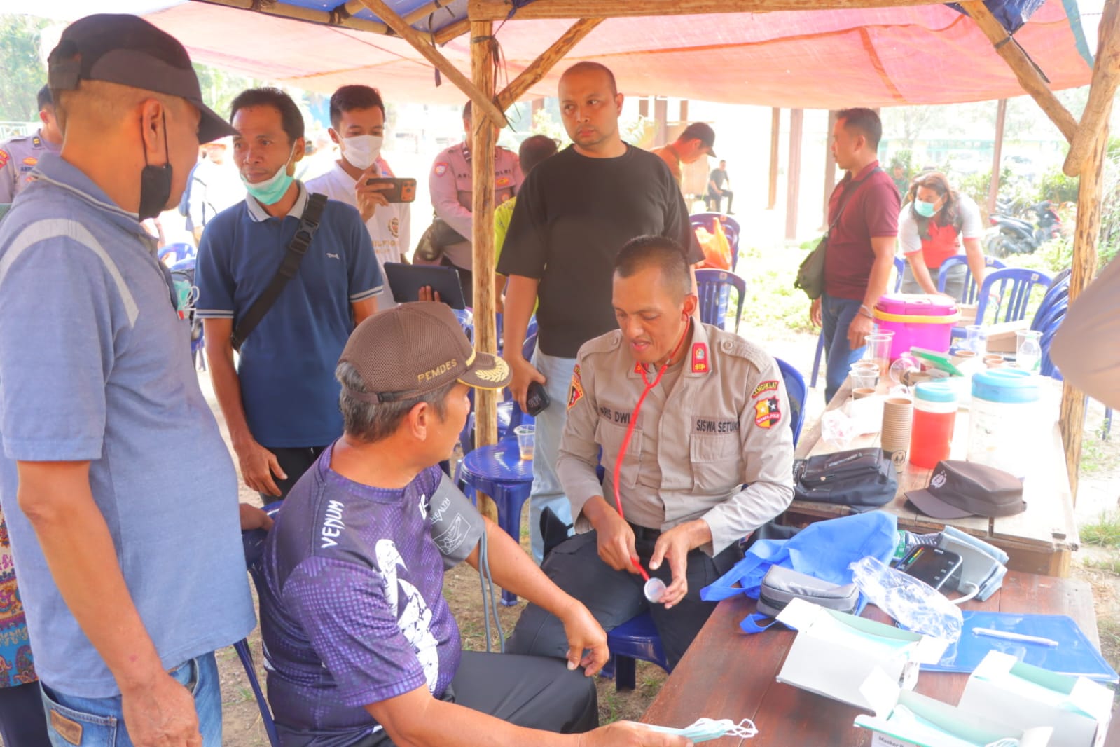 Tim Satgas Edukasi Karhutla STIK Bagikan Masker dan Berikan Layanan Kesehatan kepada Masyarakat Kayan Hilir