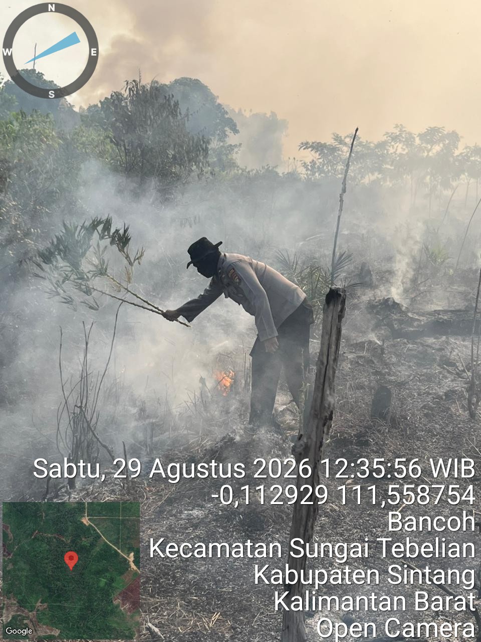 Api Membakar Lahan di Bancoh, Polsek Sungai Tebelian Bersama Warga Bergerak Padamkan Karhutla