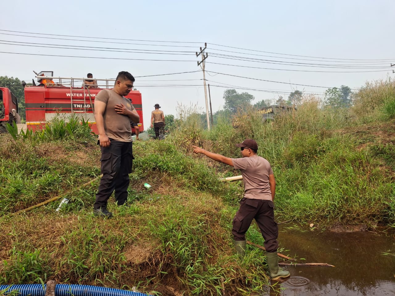 Deteksi Hotspot, Polsek Sungai Tebelian Bergerak Padamkan Karhutla di Balai Agung