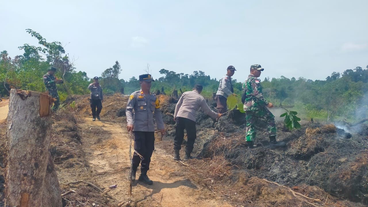 Belasan Titik Api Muncul di Mungguk Lawang, Polsek Ketungau Tengah Bergerak Padamkan Karhutla