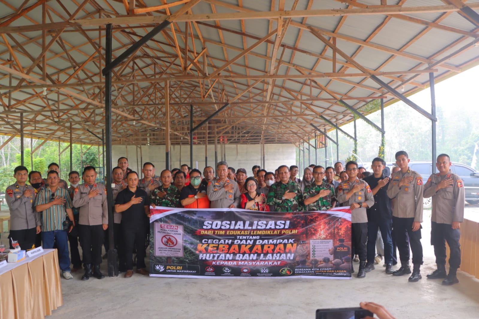 Cegah Karhutla Sejak Dini, Tim Edukasi Lemdiklat Polri Ajak Warga Kelam Permai Jaga Lingkungan