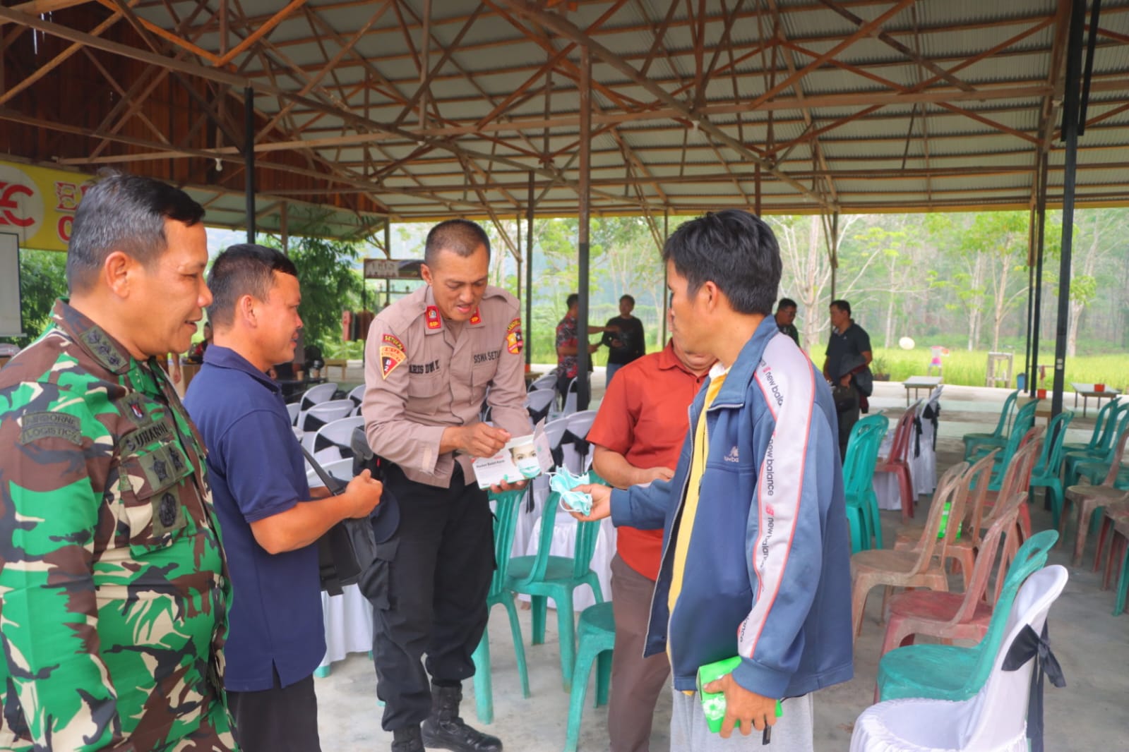 Lindungi Warga dari Dampak Asap Karhutla, Satgas Edukasi STIK Lemdiklat Polri Bagikan Masker di Kelam Permai