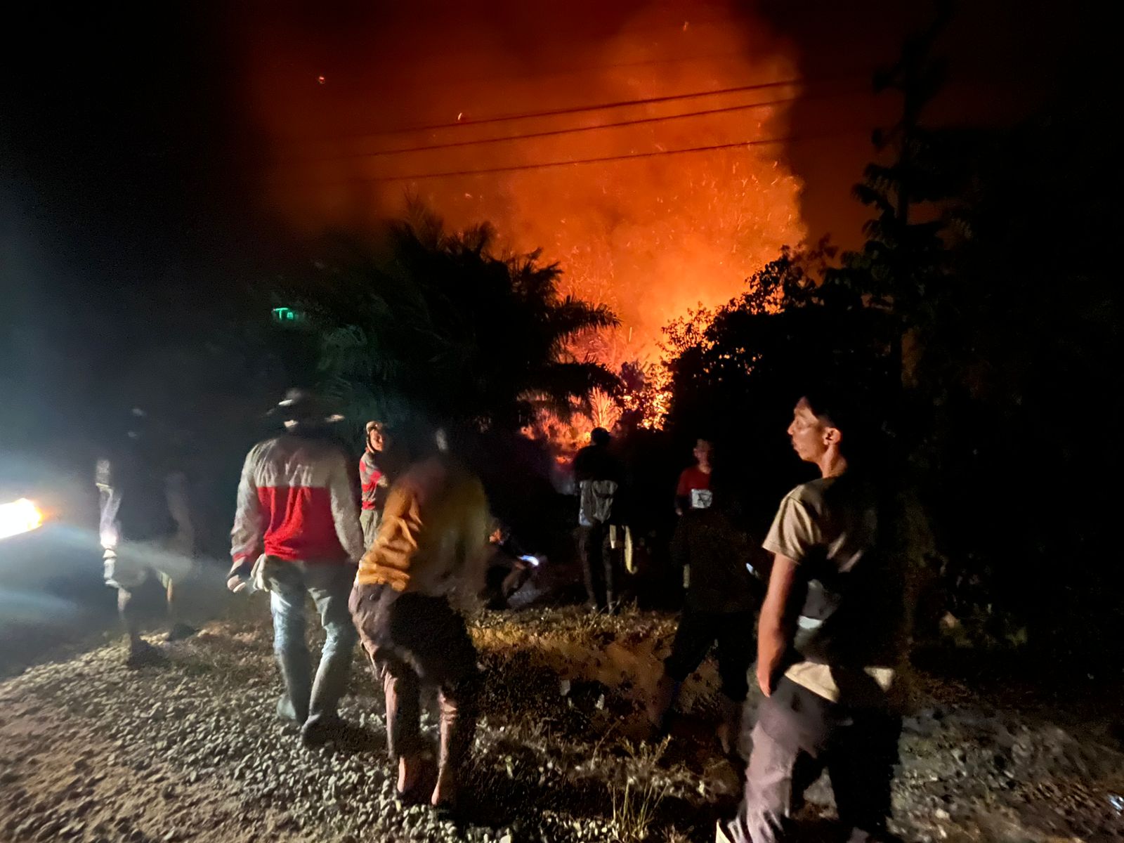 Kapolres Sintang Pimpin Pemadaman Karhutla di Kelam Permai
