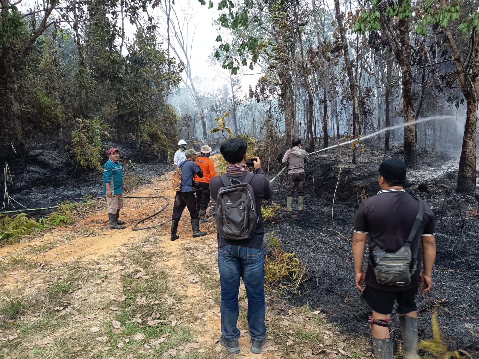 Polsek Dedai dan Perusahaan Padamkan Karhutla di Desa Baras