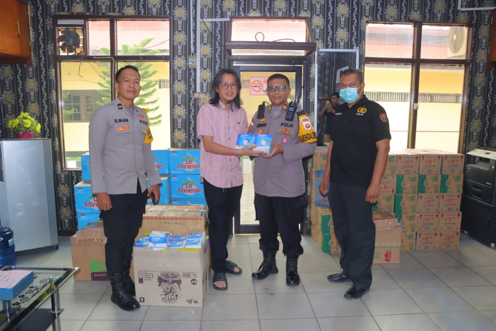 Apresiasi Penanganan Karhutla, Warga Pasar Sungai Durian Sintang Salurkan Air Mineral serta 10 Ribu Masker