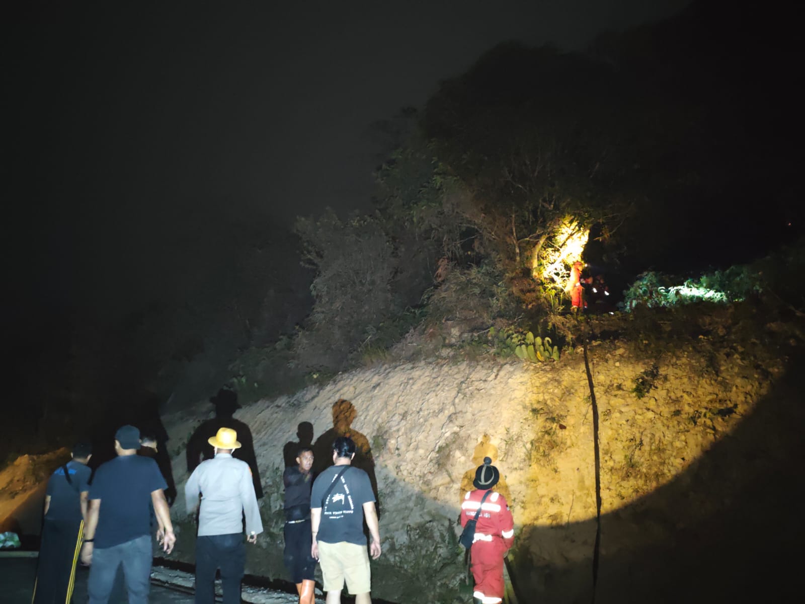 Karhutla di Merpak Meluas ke Area Bukit Luit, Polsek Kelam Permai Bersama Tim Gabungan Lakukan Pemadaman