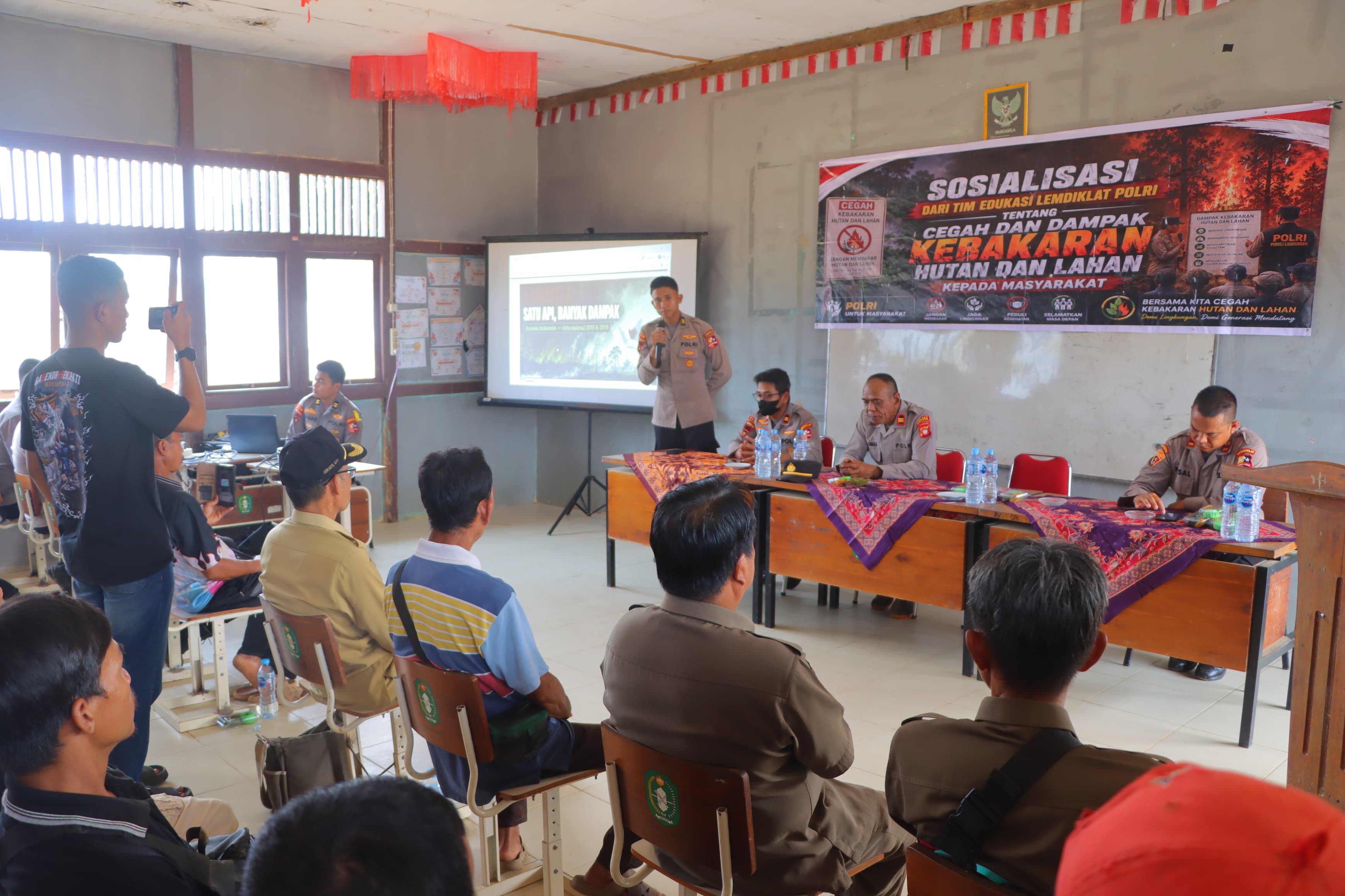 Perkuat Kesadaran Masyarakat, Satgas Edukasi STIK dan Setukpa Polri Bahas Pencegahan Karhutla di Ketungau Hilir