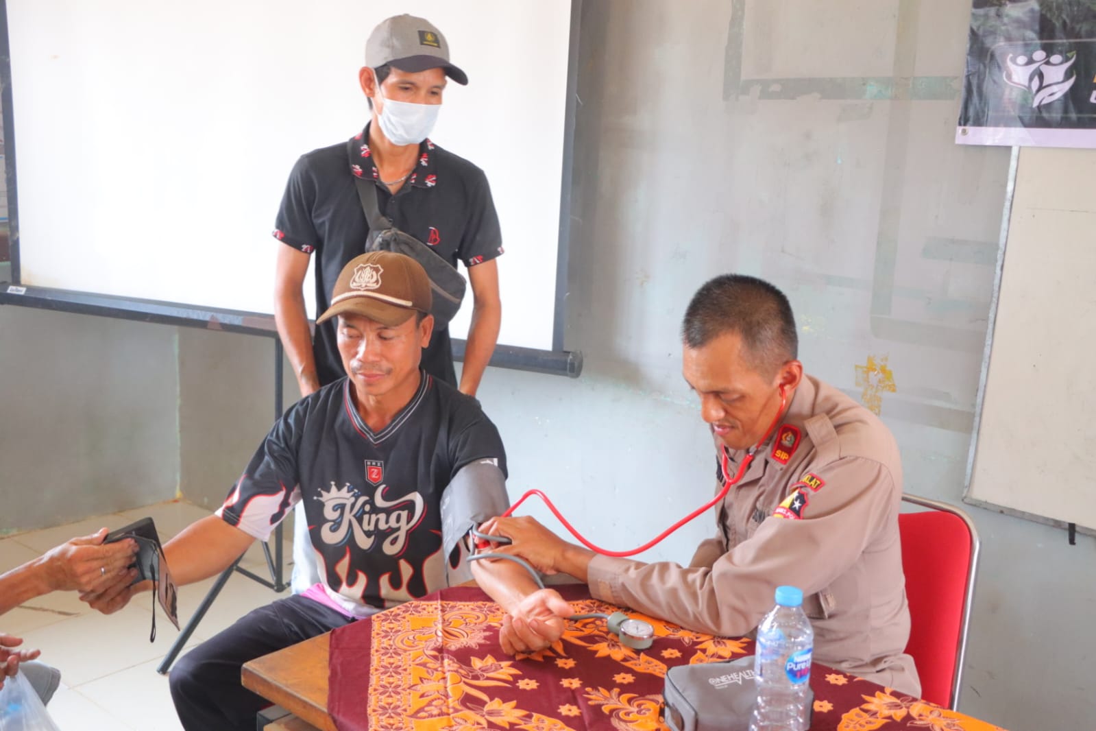 Satgas Edukasi STIK Polri Berikan Layanan Kesehatan dan Bagikan Masker kepada Warga Ketungau Hilir
