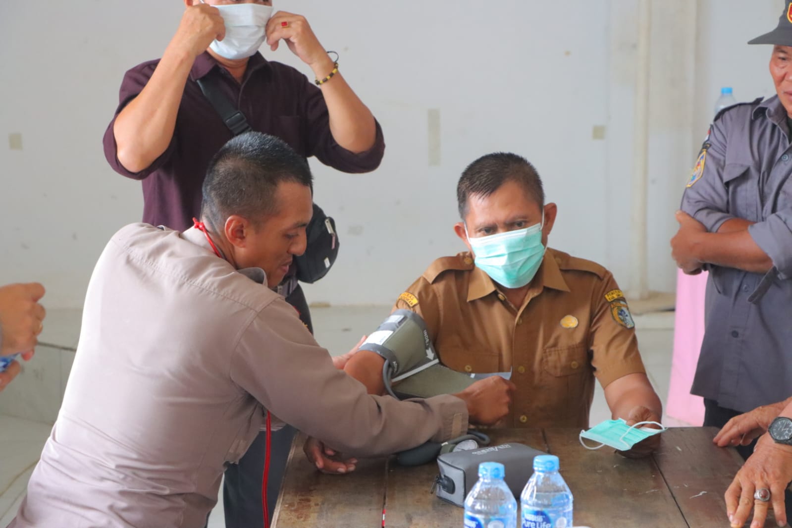 Peduli Kesehatan Warga, Satgas Edukasi STIK Polri Berikan Layanan Kesehatan dan Bagikan Masker di Ketungau Tengah