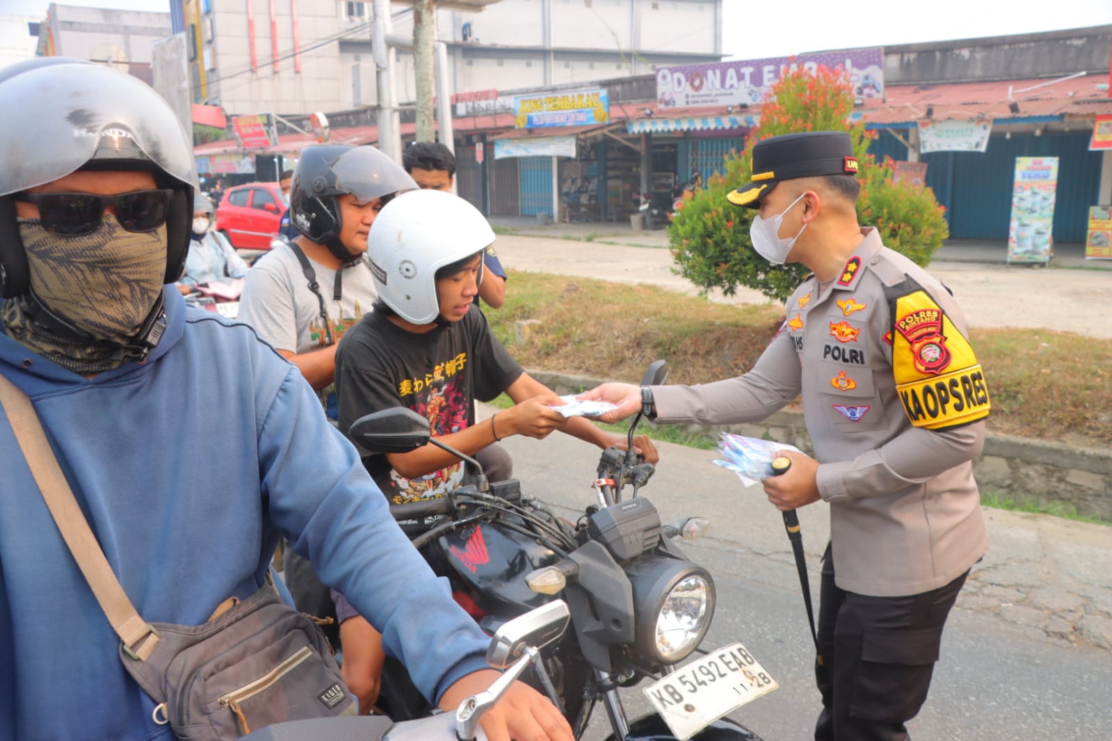 Peduli Kesehatan Warga, Polres Sintang Bagikan Masker