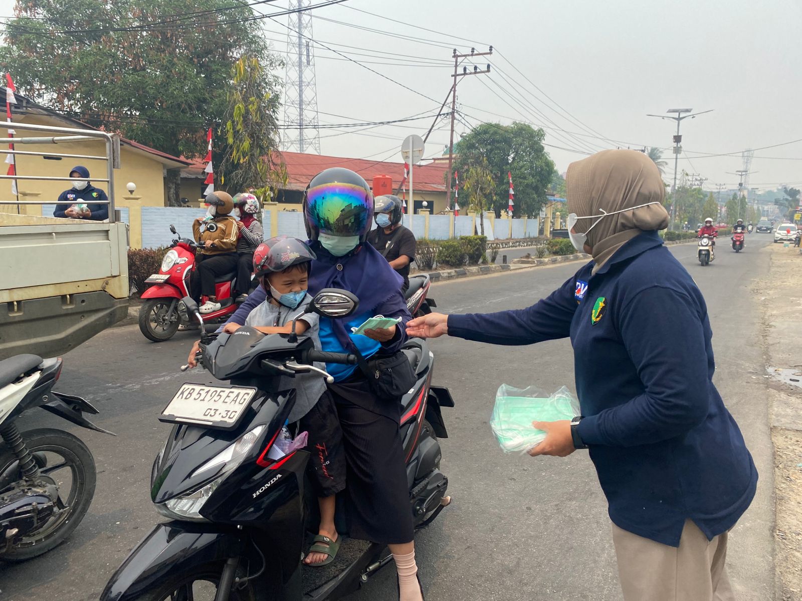Cegah Dampak Kabut Asap, Sidokkes Polres Sintang Bagikan Masker