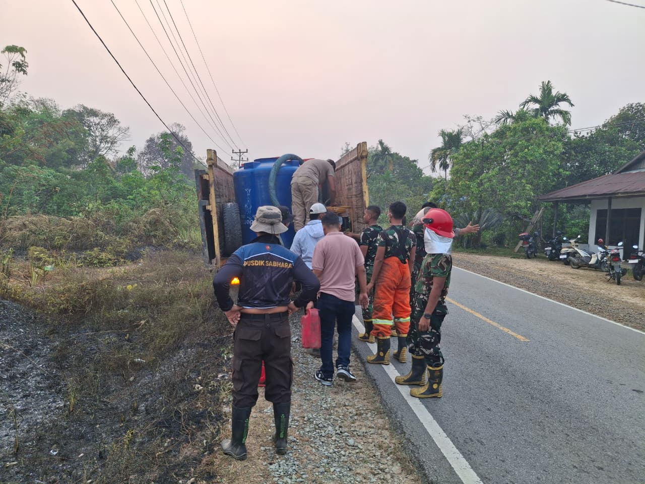 Polsek Kelam Permai Padamkan Karhutla di Jalan Sintang-Putusibau