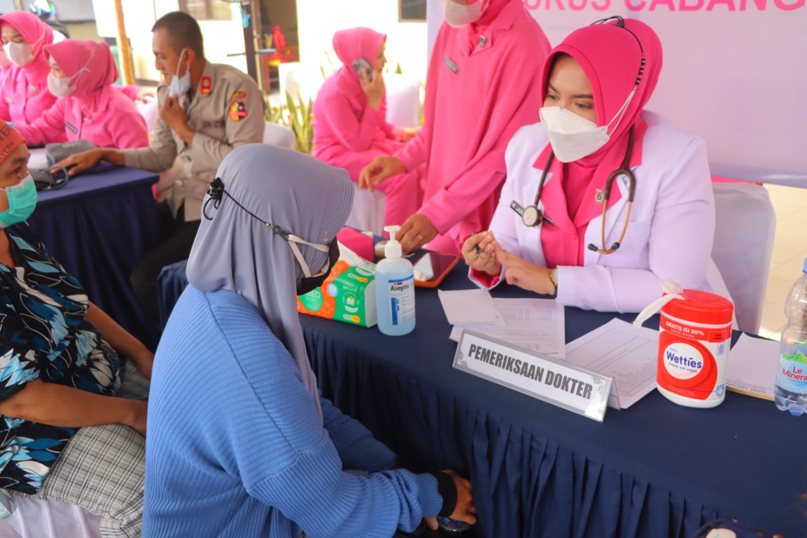 Bhayangkari Cabang Sintang Gelar Bakti Kesehatan dan Bagi Masker