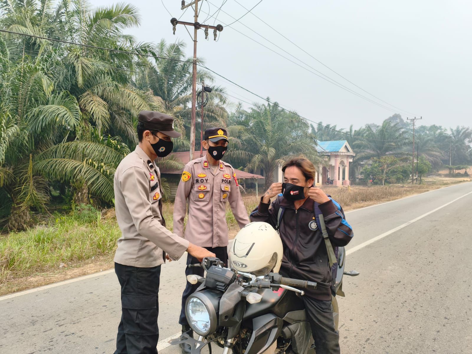 Polsek Binjai Hulu Bagikan Masker untuk Cegah Dampak Kabut Asap