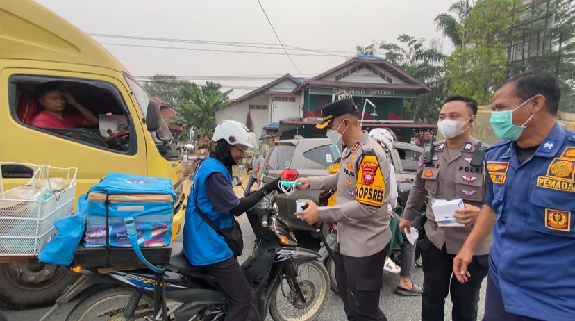 Kapolres Sintang Bersama Forkopimda Bagikan Masker ke Warga