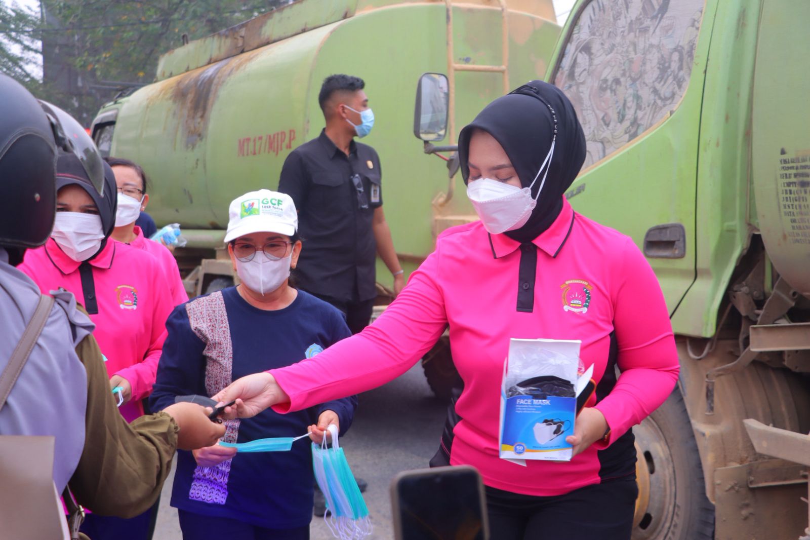 Cegah Dampak Kabut Asap, Bhayangkari Sintang Bagikan Masker