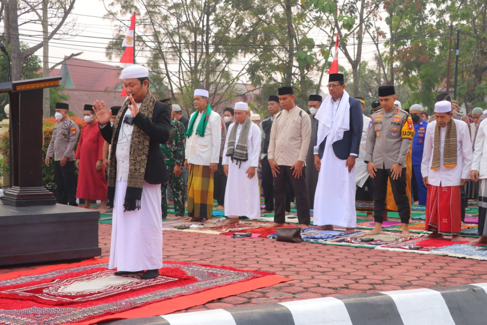 Di Tengah Kemarau, Polres Sintang Gelar Sholat Istisqa Bersama 500 Jamaah