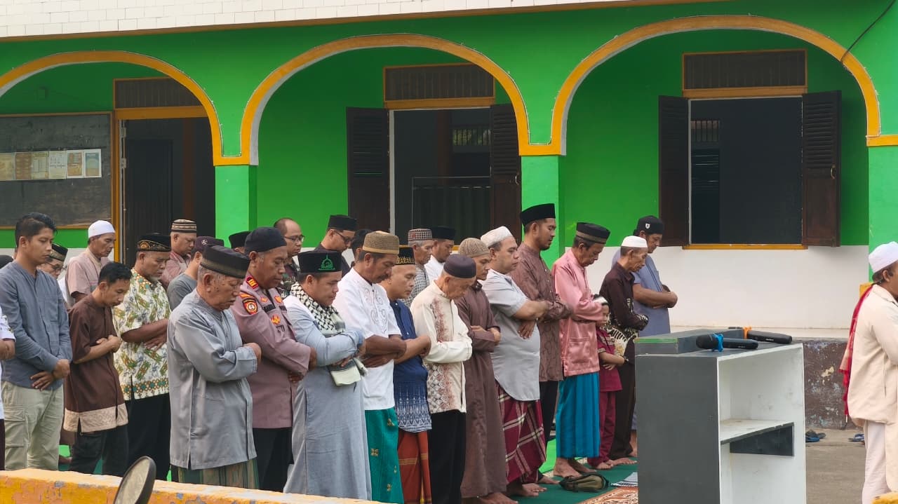 Peduli Dampak Kemarau, Polsek Serawai Amankan Sholat Istisqa