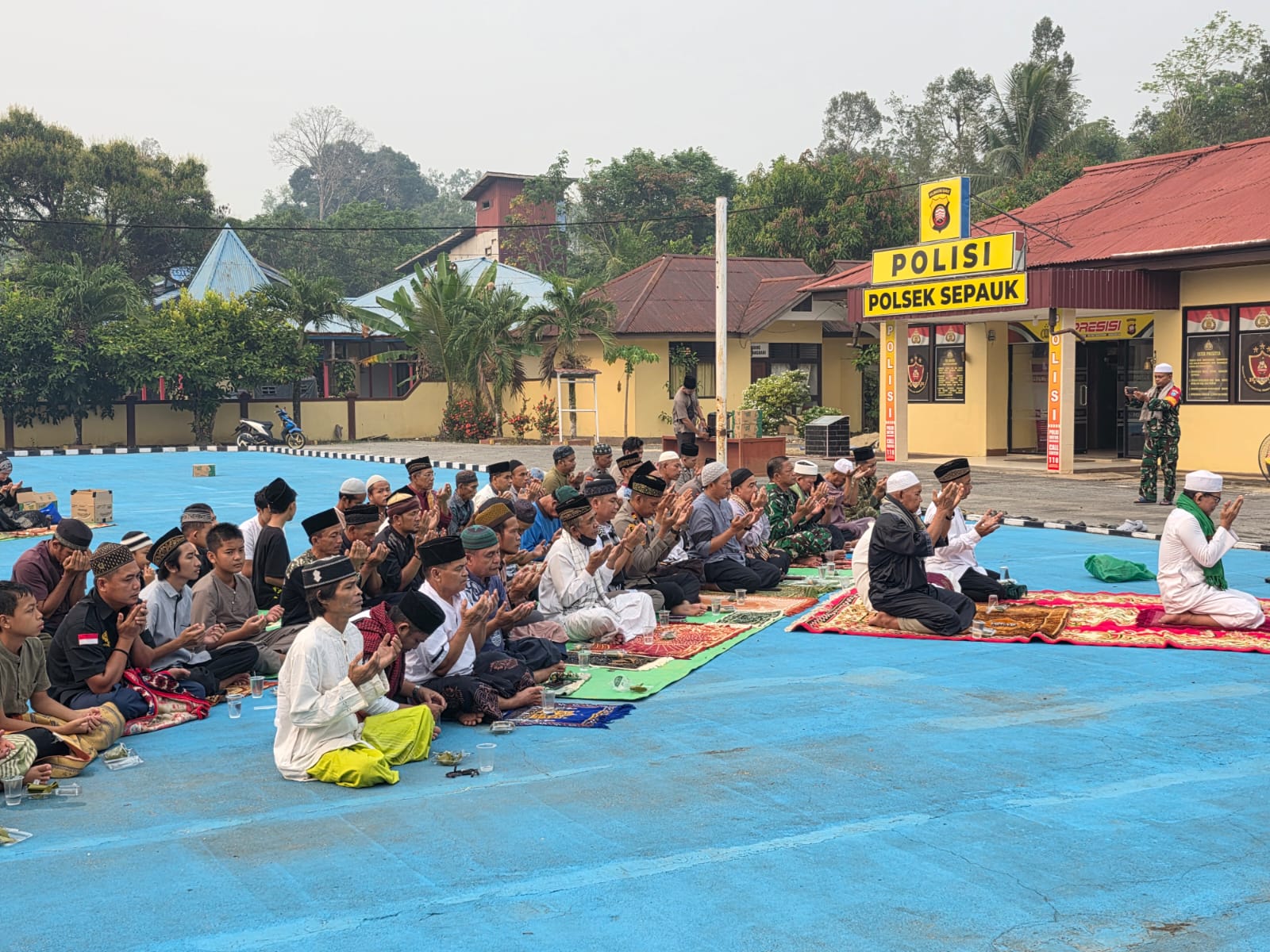 Polsek Sepauk dan Warga Gelar Sholat Istisqa di Tengah Kemarau