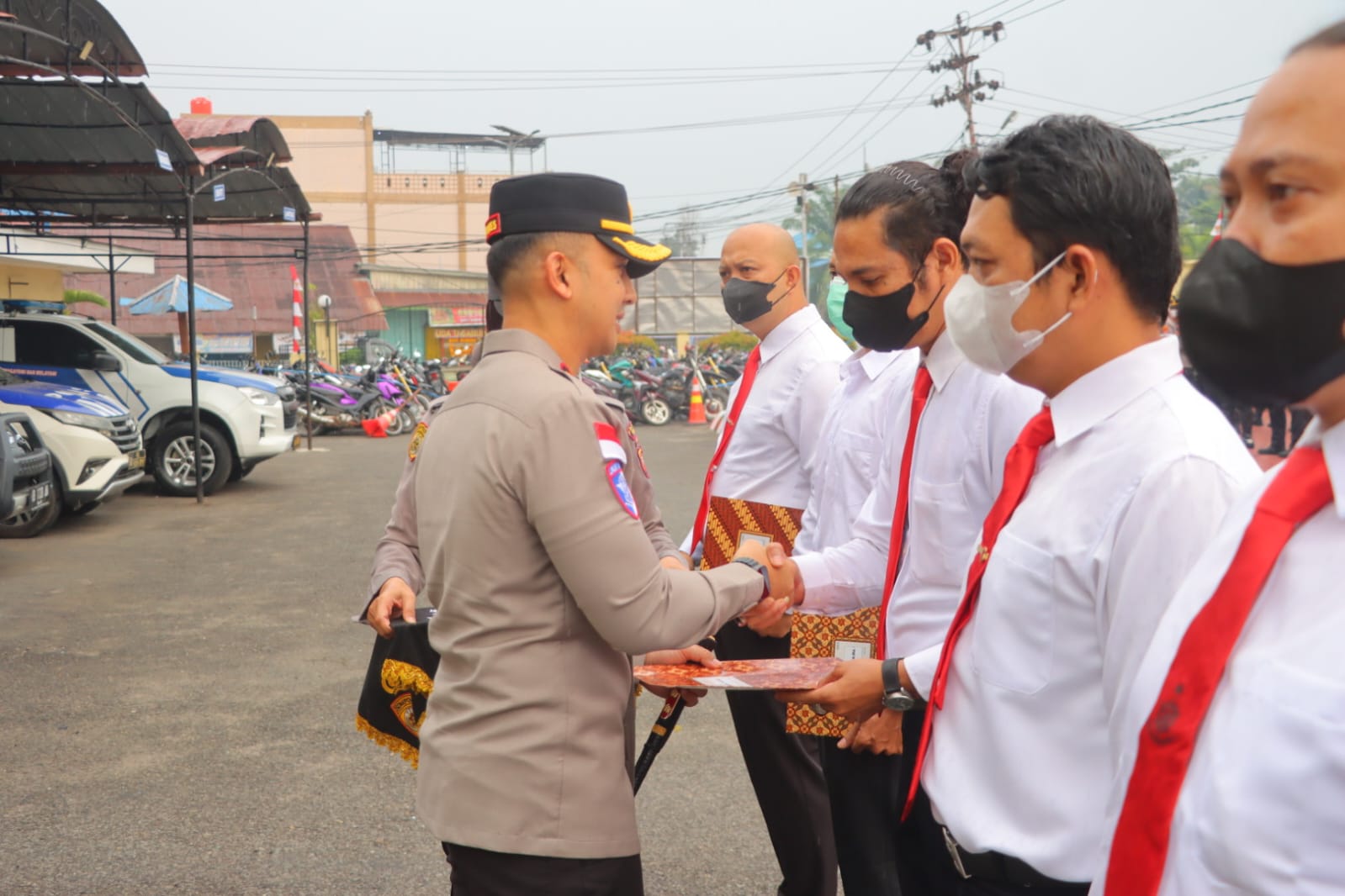 11 Personel Berprestasi Terima Reward dari Kapolres Sintang