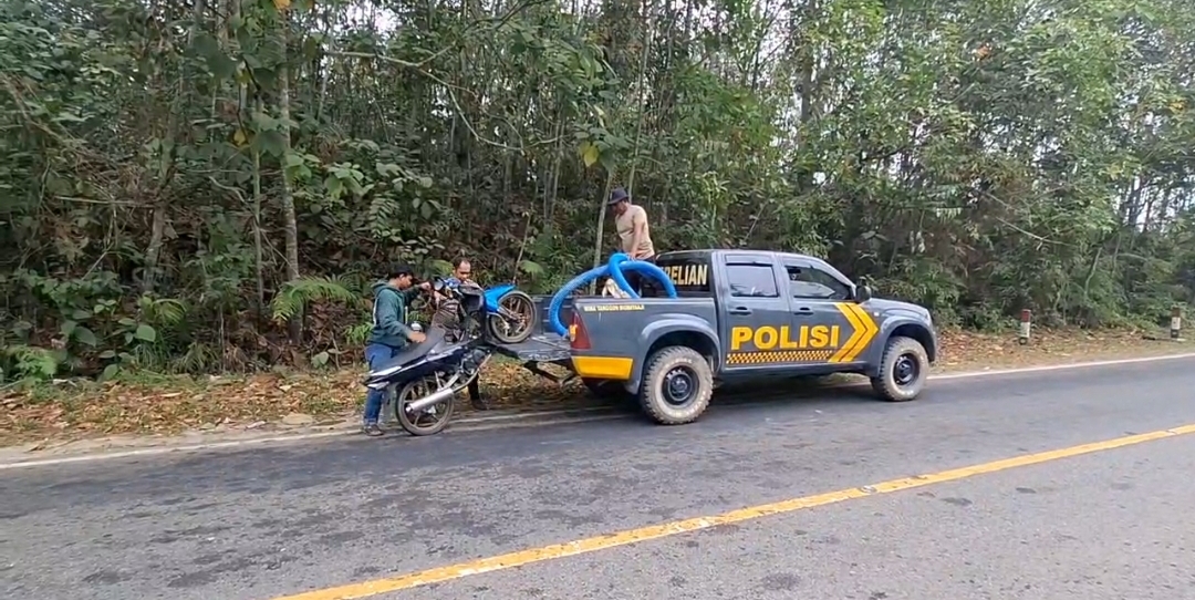 Yanpol 110 Bantu Warga Evakuasi Motor Mogok di Sungai Tebelian