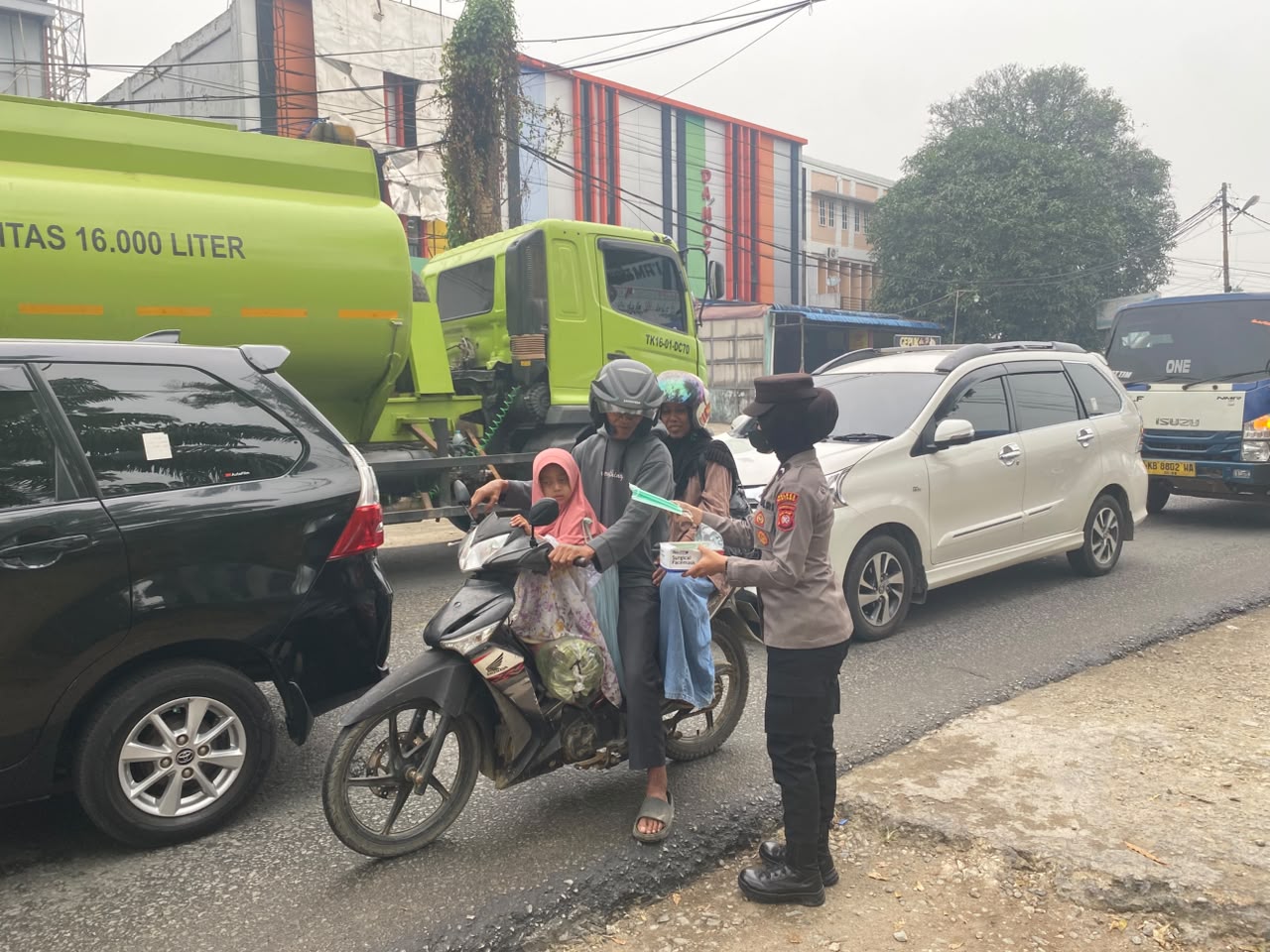 Sat Binmas Polres Sintang Bagikan Masker di Simpang Lima