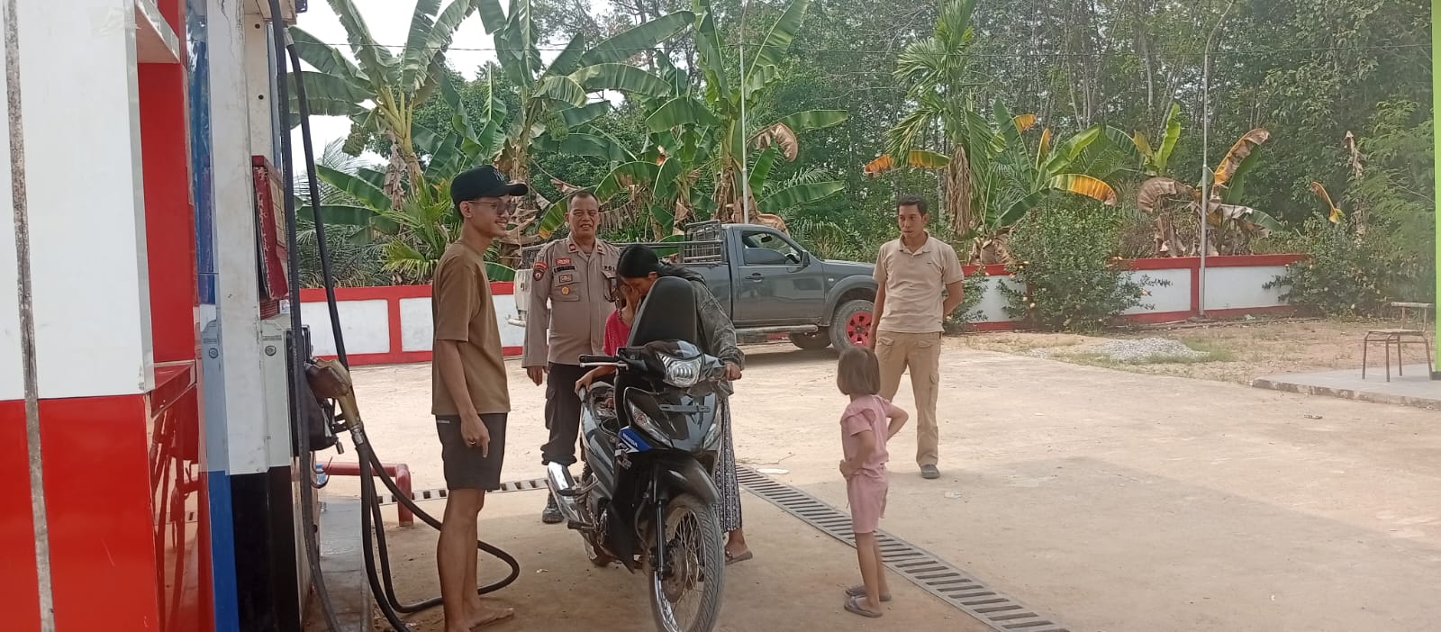 Polsek Tempunak Pantau Penyaluran BBM di SPBU Desa Paribang Baru