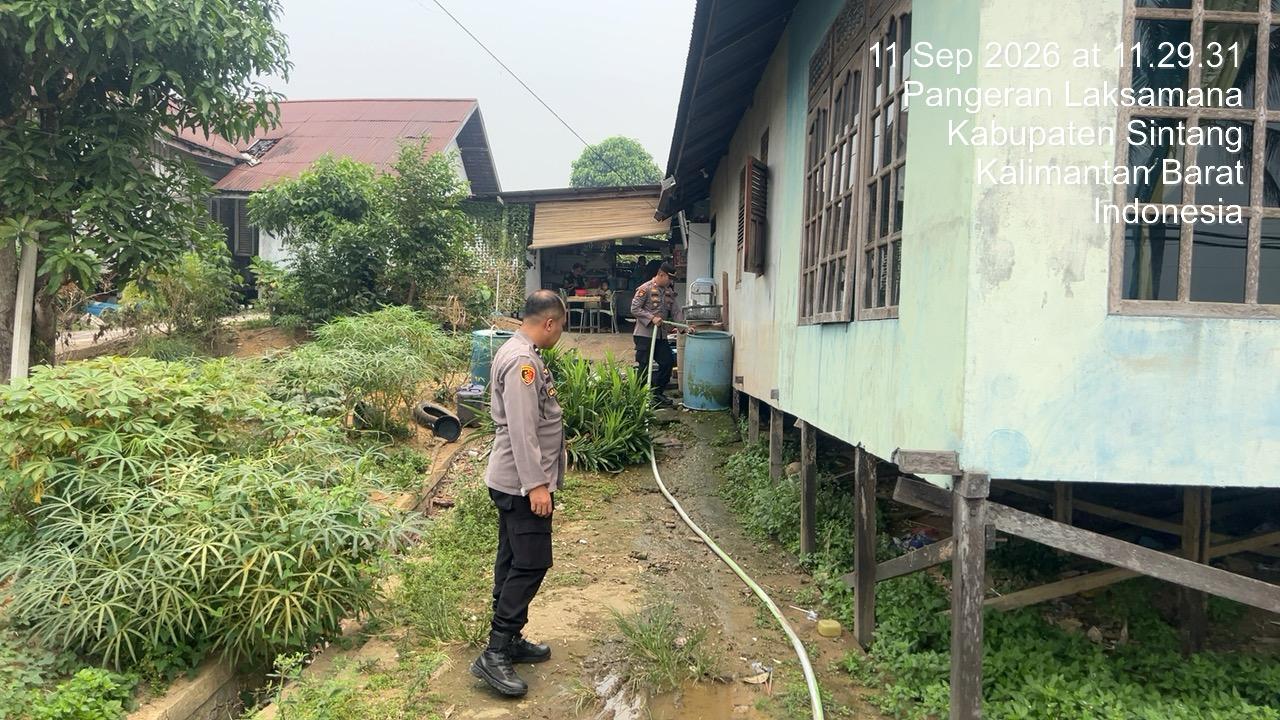 Polsek Sintang Kota Salurkan Air Bersih ke Kapuas Kanan Hulu