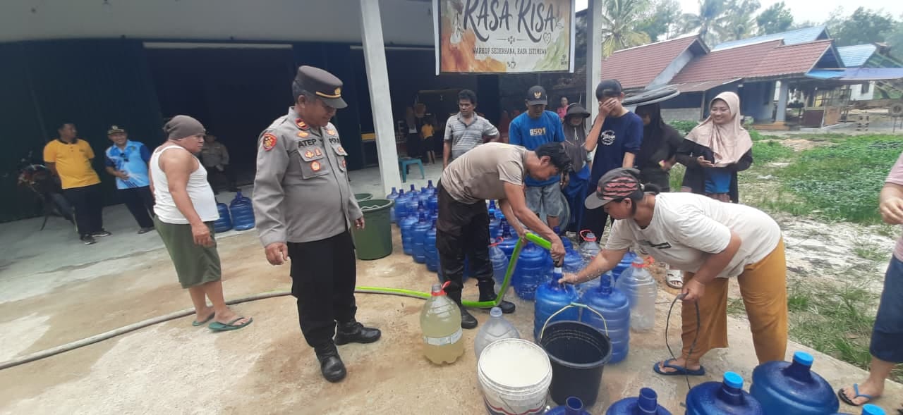 Polsek Kelam Permai Salurkan Air Bersih ke Desa Baning Panjang