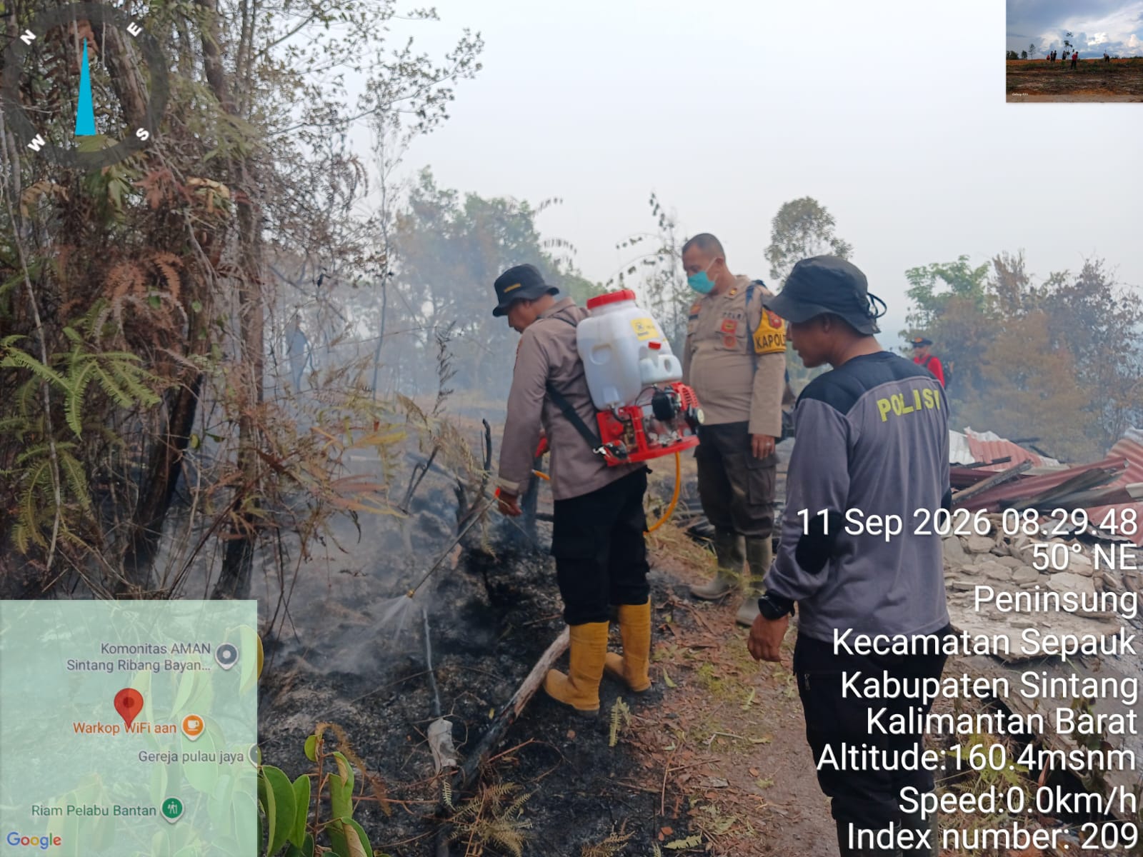 Polsek Tempunak dan Warga Berjibaku Padamkan Api di Bukit Kujau