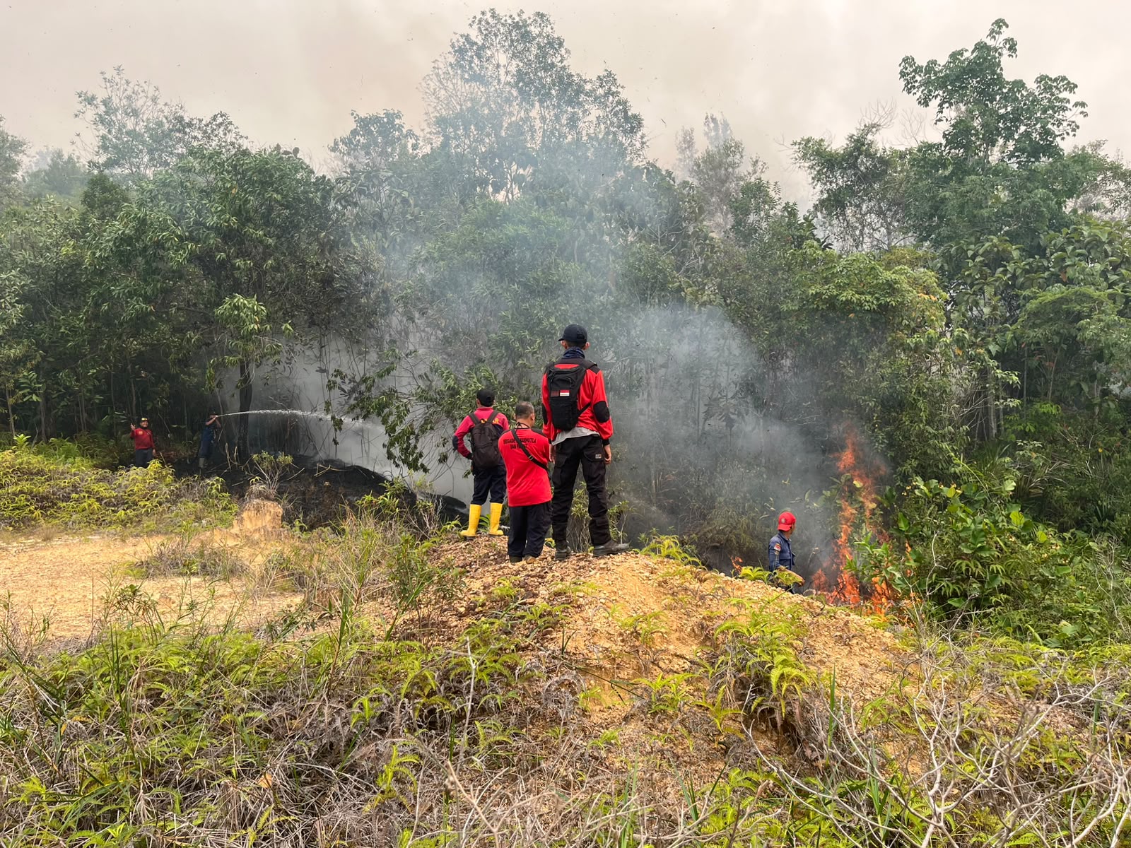 Kapolsek Kelam Permai Turun Langsung Padamkan Karhutla
