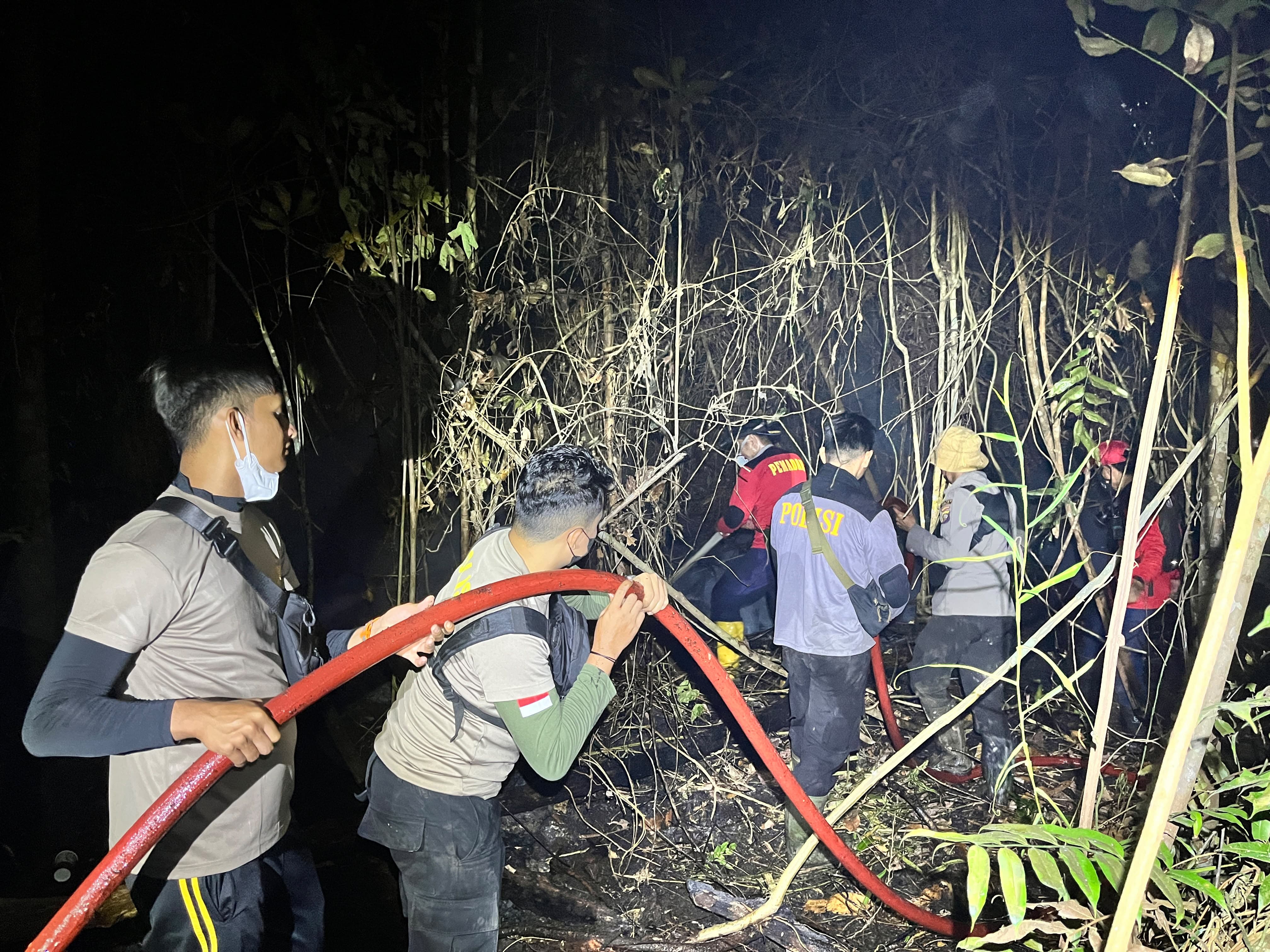 Karhutla Melanda Lahan Gambut di Kiri Hulu, Polisi dan Damkar Berjibaku Padamkan Api