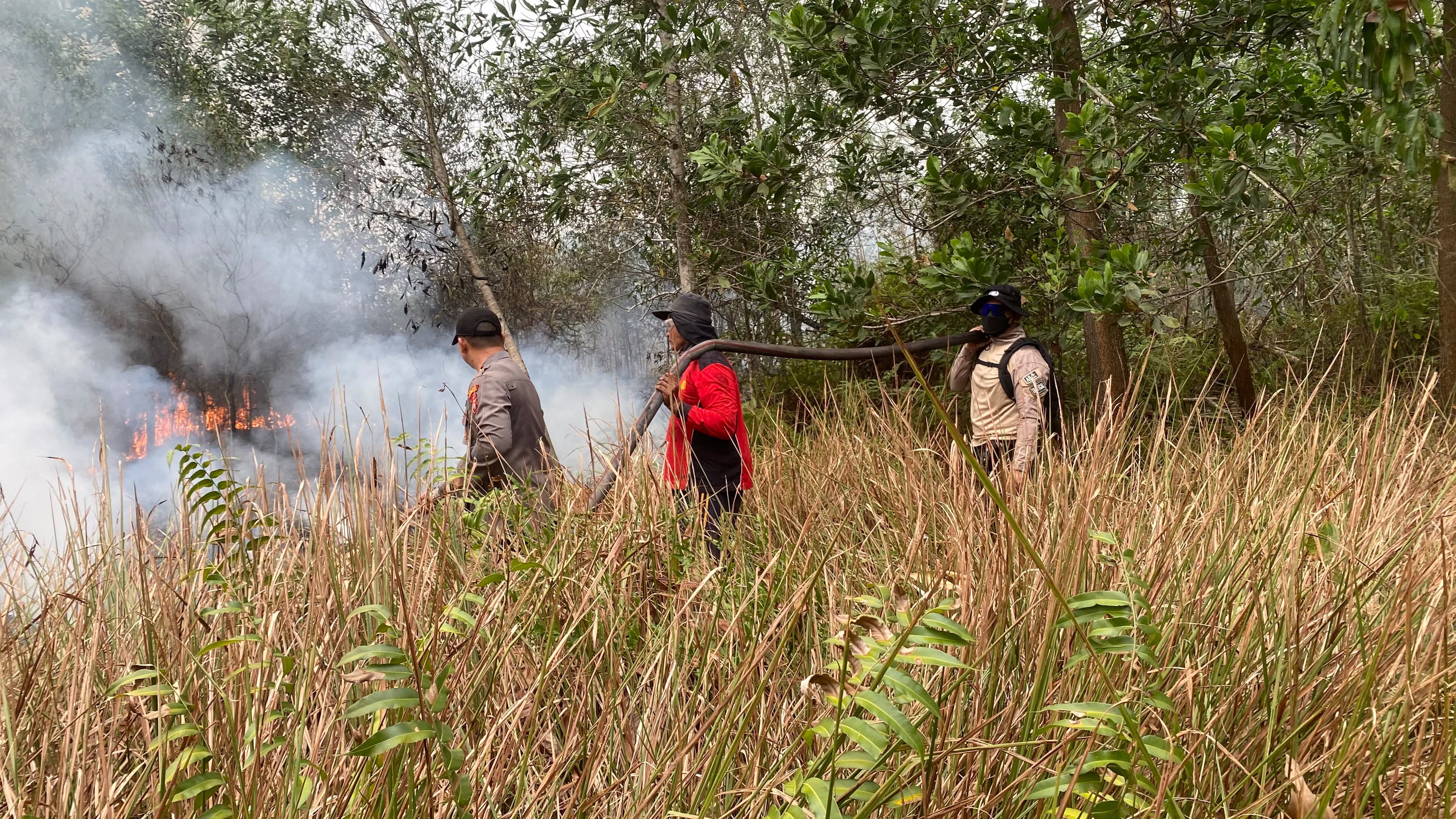 Kapolres Sintang Turun Langsung Padamkan Karhutla di Akcaya, Libatkan Tim Gabungan