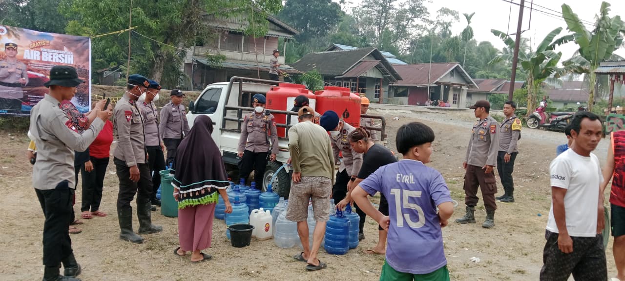 Polsek Sepauk Salurkan 1.080 Liter Air Bersih ke Desa Lengkenat