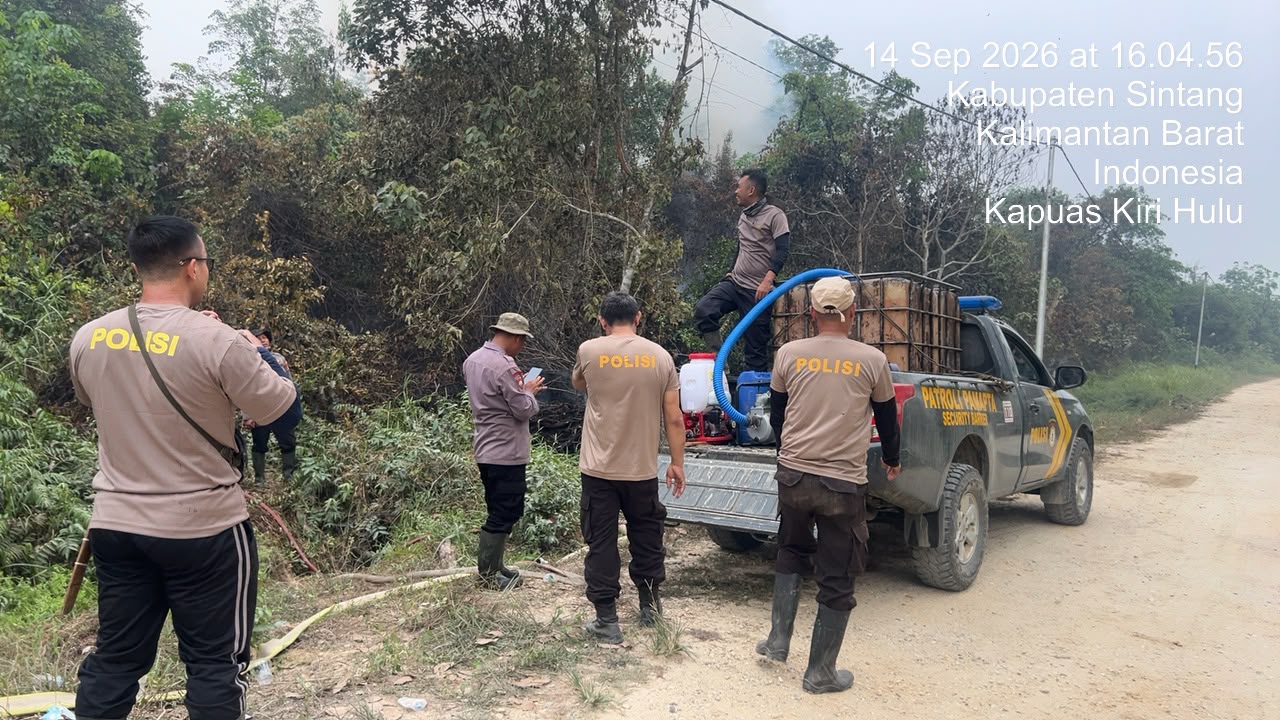 Polsek Sintang Kota dan Damkar Berjibaku Padamkan Api di Kelurahan Kapuas Kiri Hulu