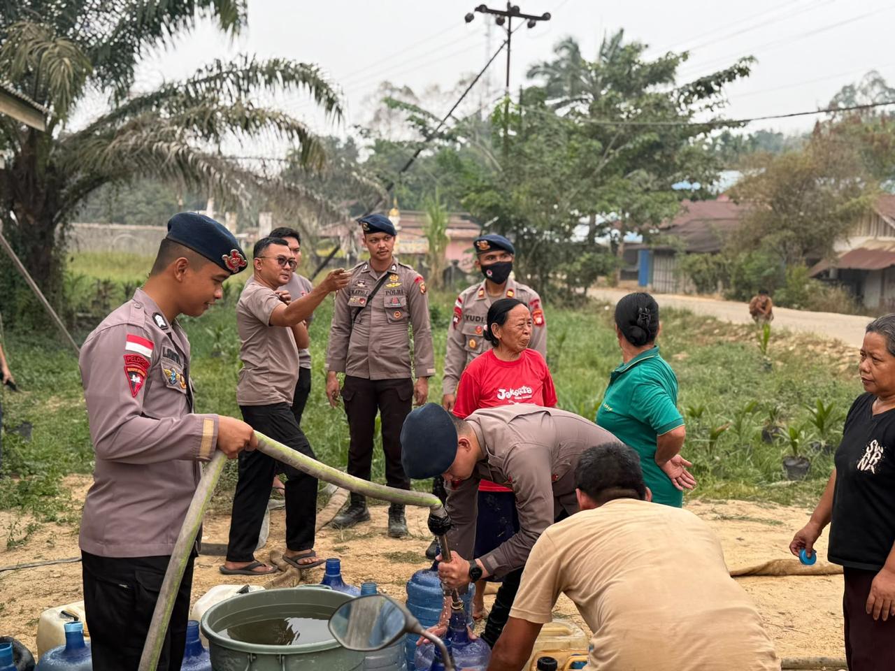 Brimob Salurkan 6.000 Liter Air Bersih ke Masyarakat Laman Raya