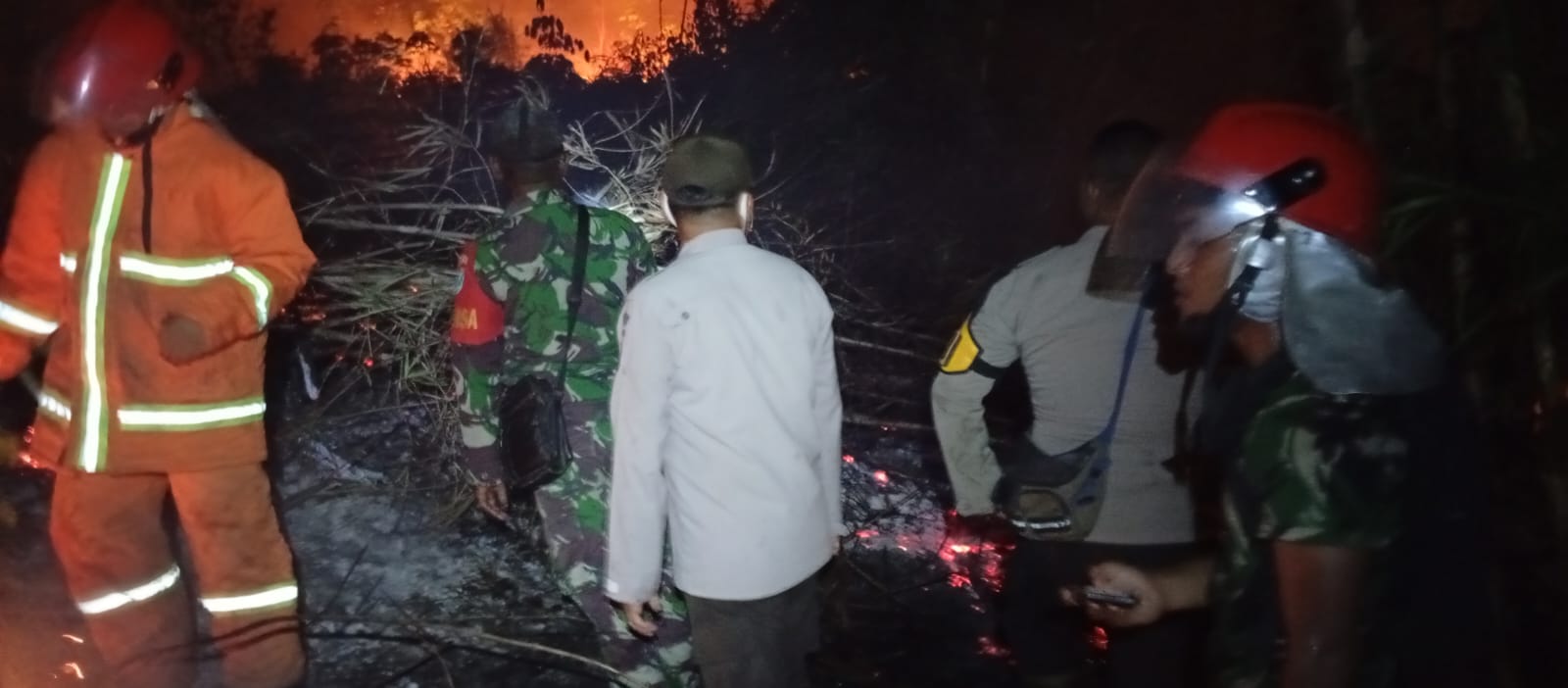 Polsek Tempunak dan Warga Berjibaku Padamkan Karhutla di Bukit Meruas