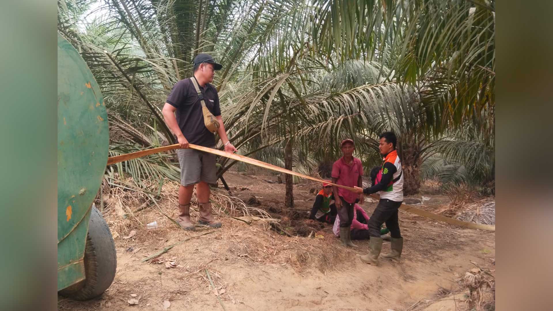 Polsek Dedai Bersama Perusahaan Serta Warga Padamkan Karhutla di Penyak Lalang