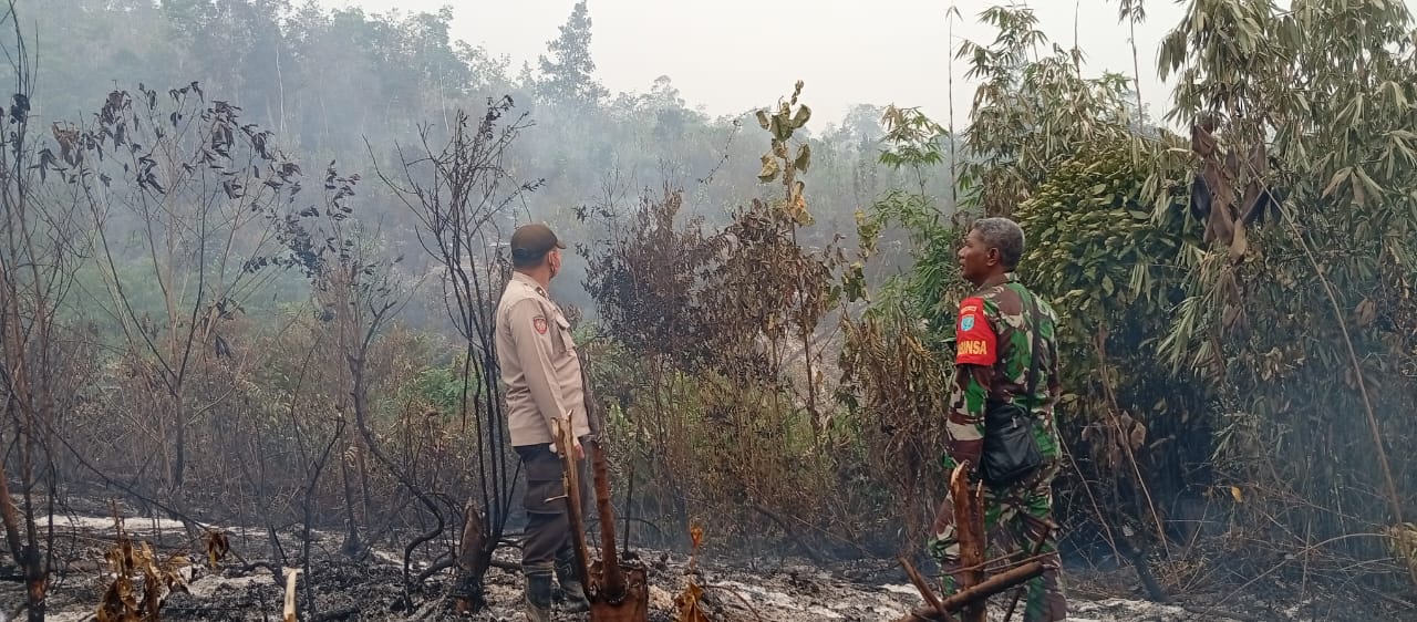 Polsek Tempunak dan TNI Gerak Cepat Tangani Karhutla di Sungai Buluh