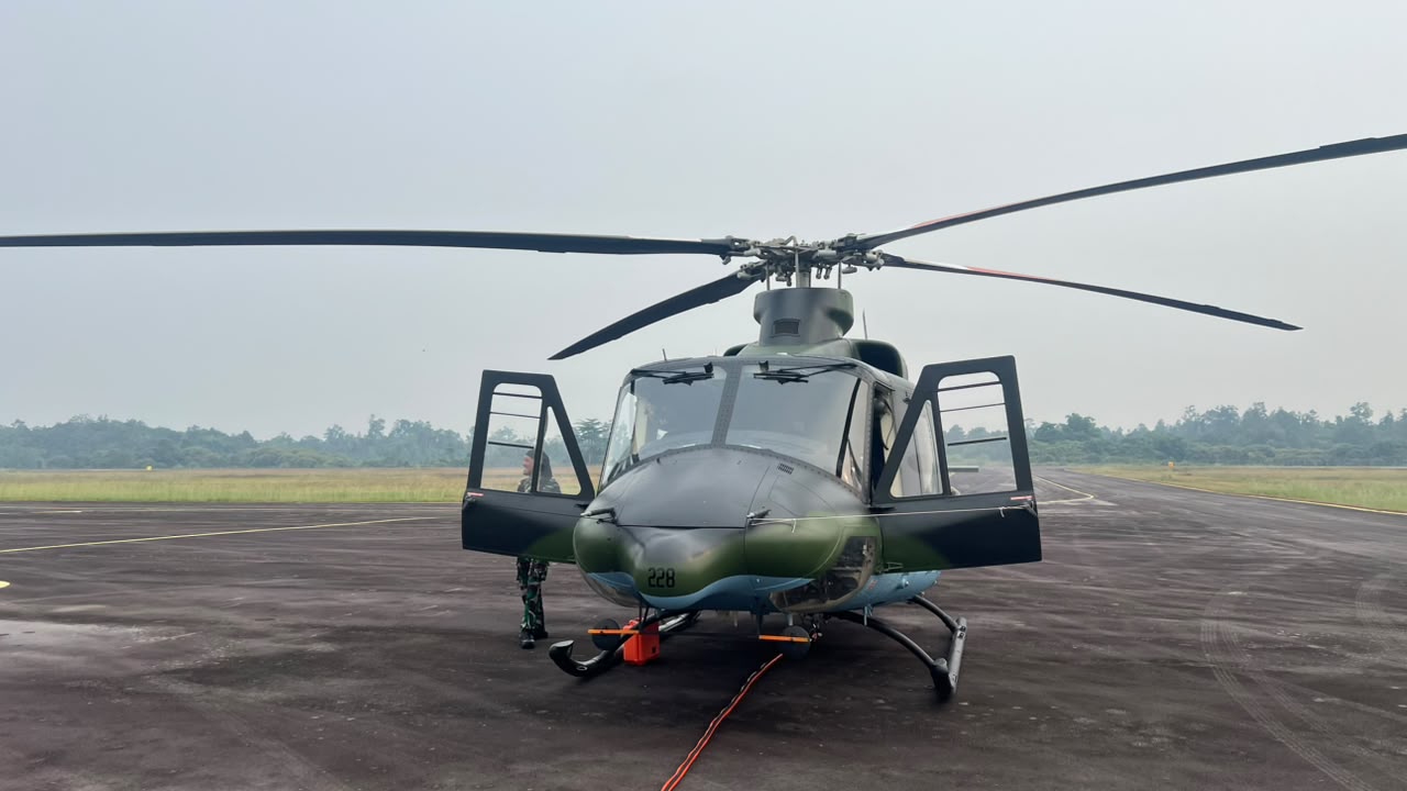 Helikopter Penerbad Laksanakan Water Bombing Tangani Karhutla di Rawa Mambok