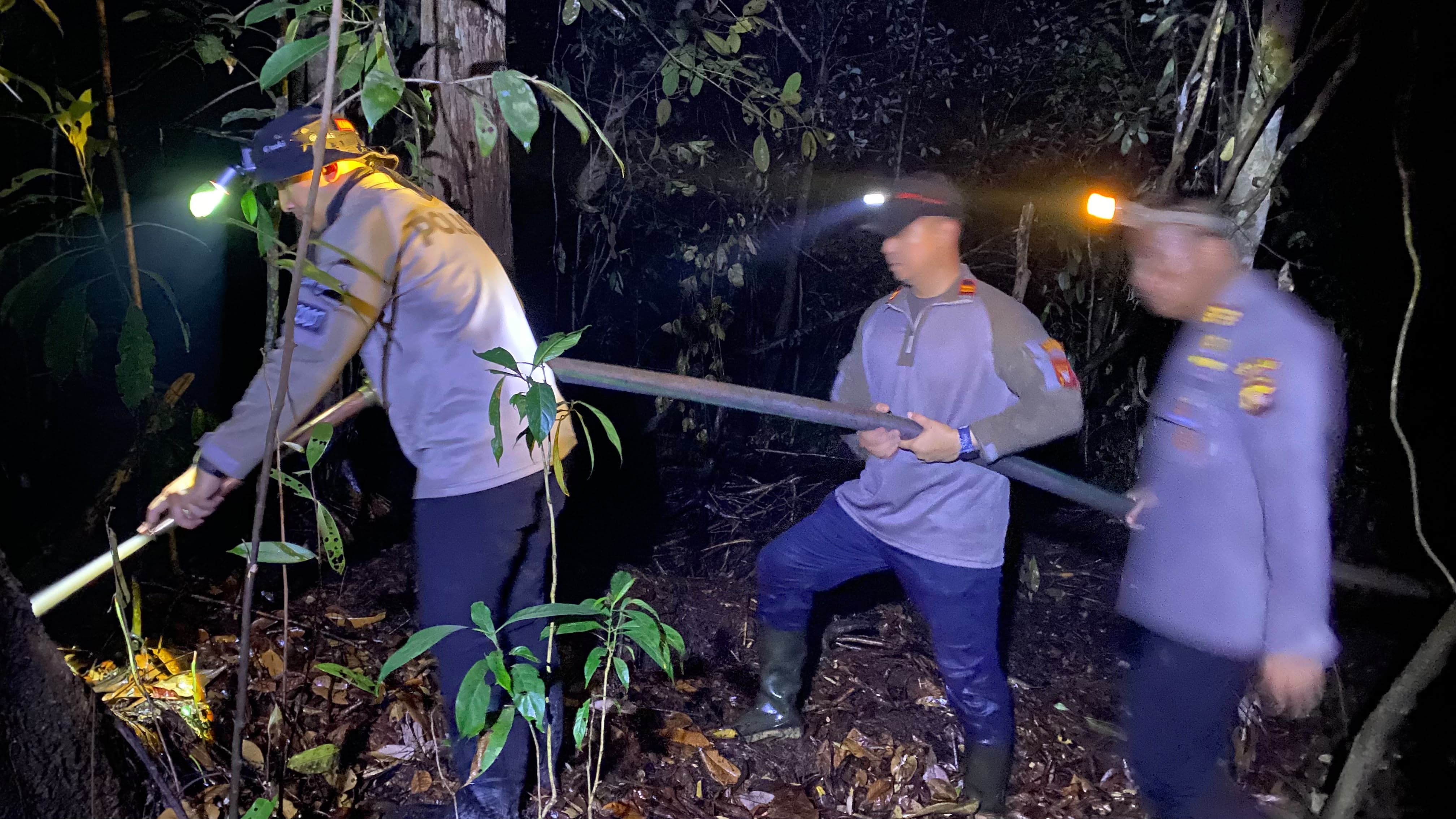 Polres Sintang Padamkan Karhutla Seluas 2 Hektare di Kapuas Kiri Hilir