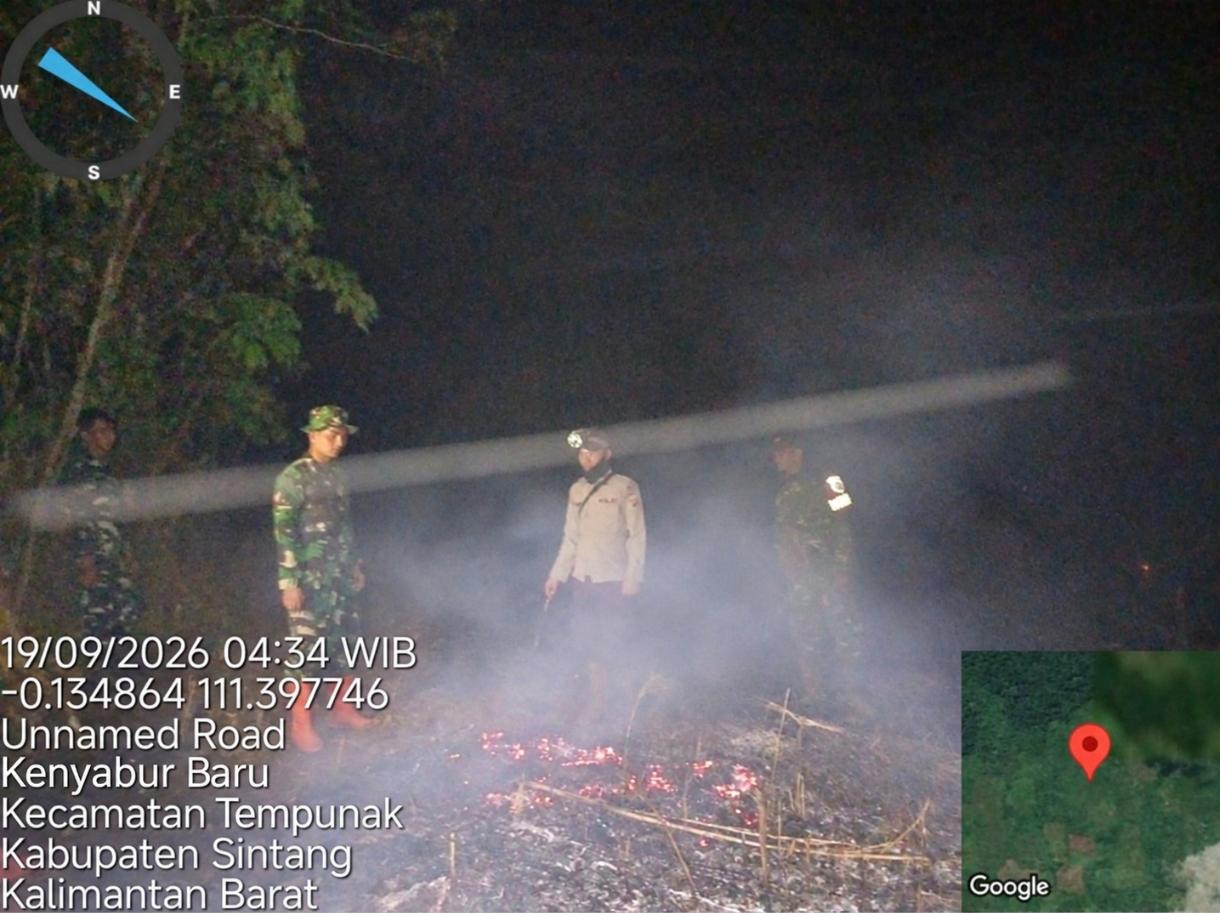 Polsek Tempunak Padamkan Karhutla di Dua Desa, Total Lahan Terbakar 2 Hektare