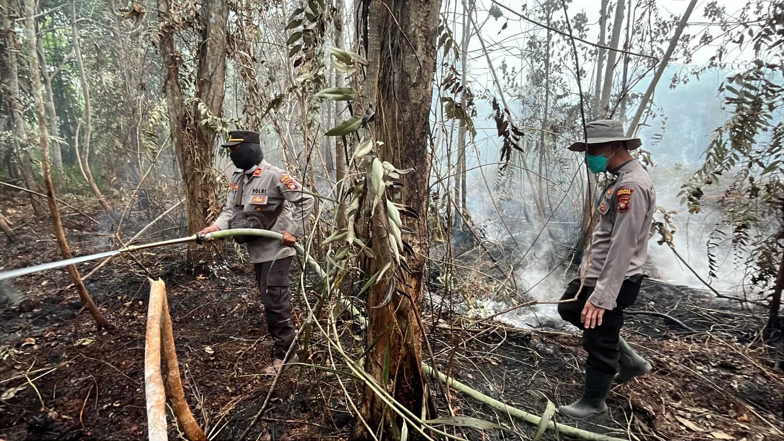 Tim Gabungan Polsek Kelam Permai Tangani Karhutla di Desa Merpak