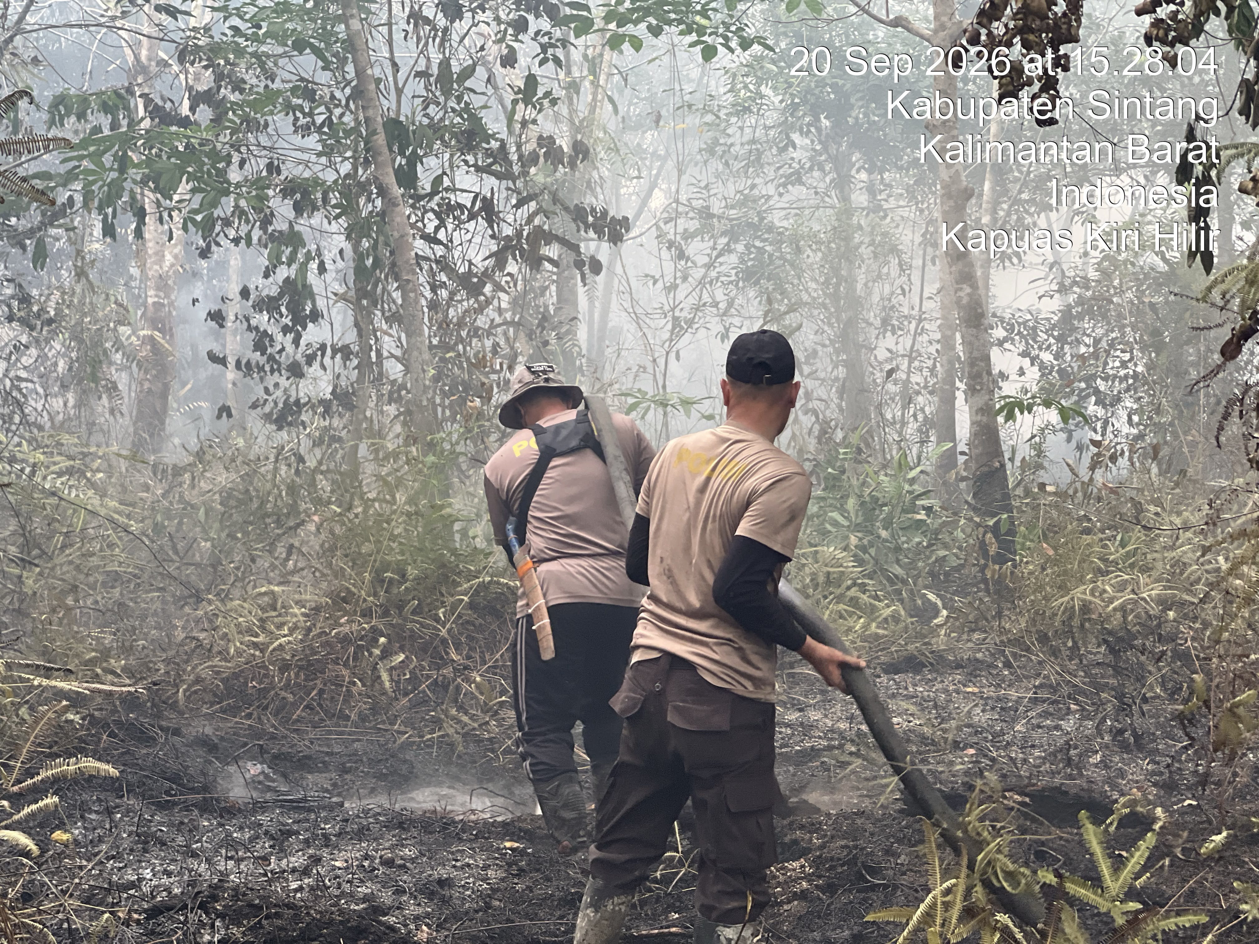 Polsek Sintang Kota Bersama Damkar Padamkan Karhutla di Kapuas Kiri Hilir