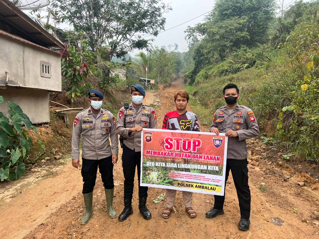 Bhabinkamtibmas Polres Sintang Sosialisasikan Larangan Buka Lahan dengan Membakar