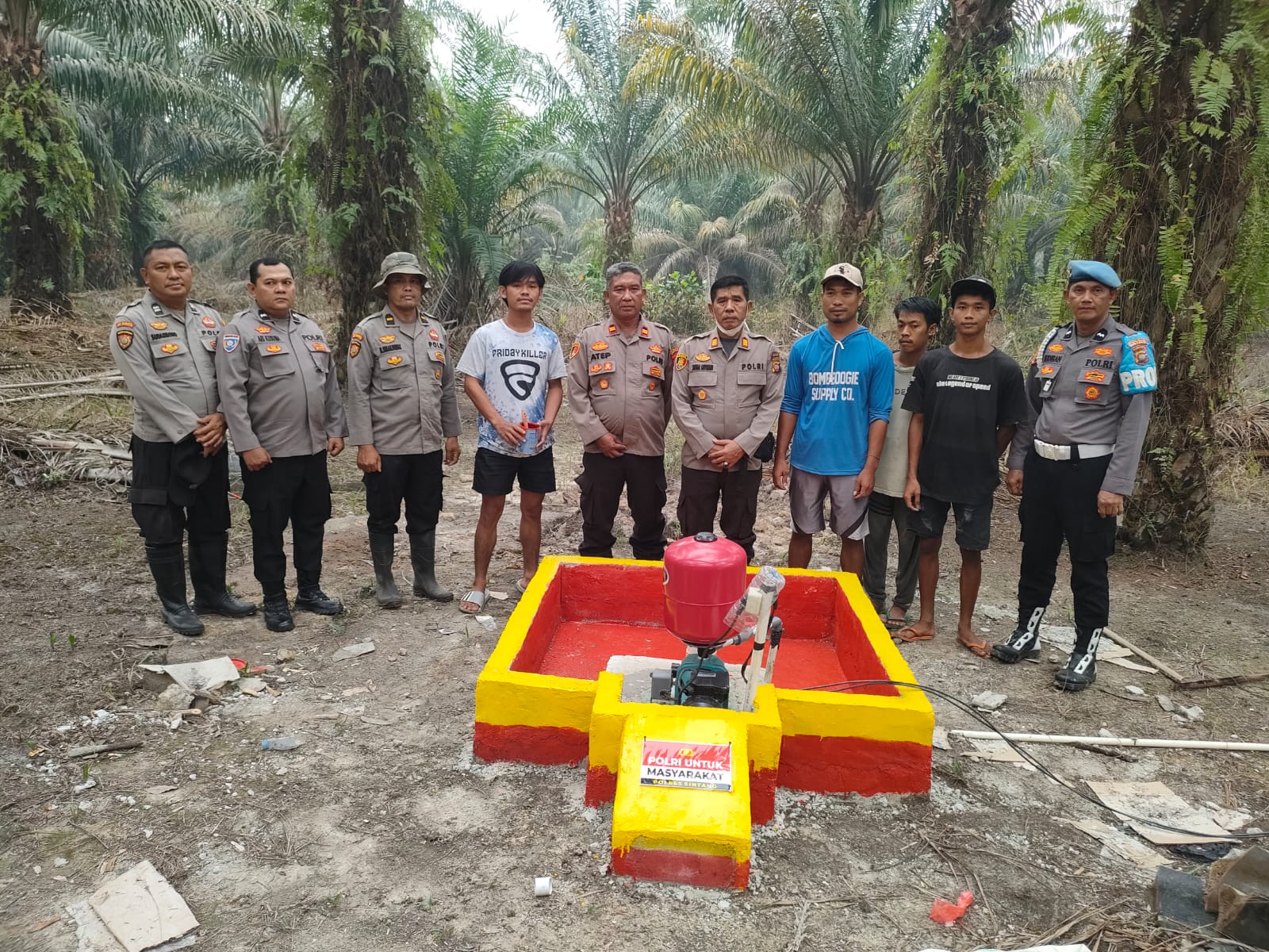 Polsek Kelam Permai dan Polsek Dedai Bangun Sumur Bor Multifungsi