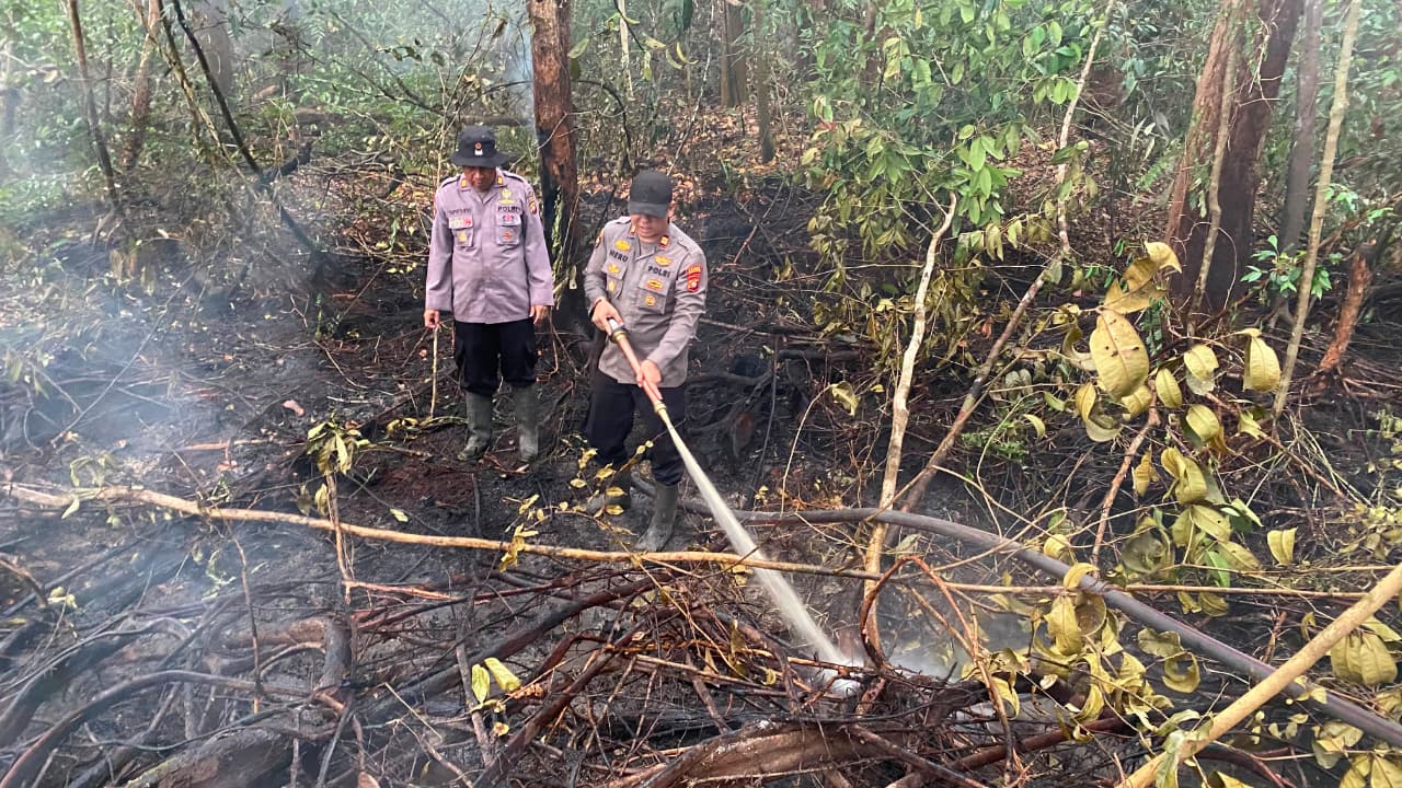 Polsek Sintang Kota Bersama Damkar Padamkan Karhutla di Kapuas Kiri Hilir