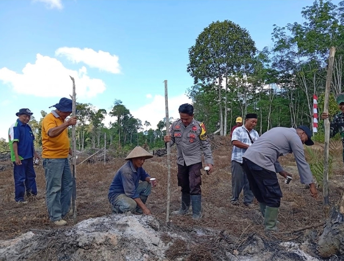 Polsek Tempunak Dampingi Penanaman Jagung Hibrida di Lahan 2 Hektare