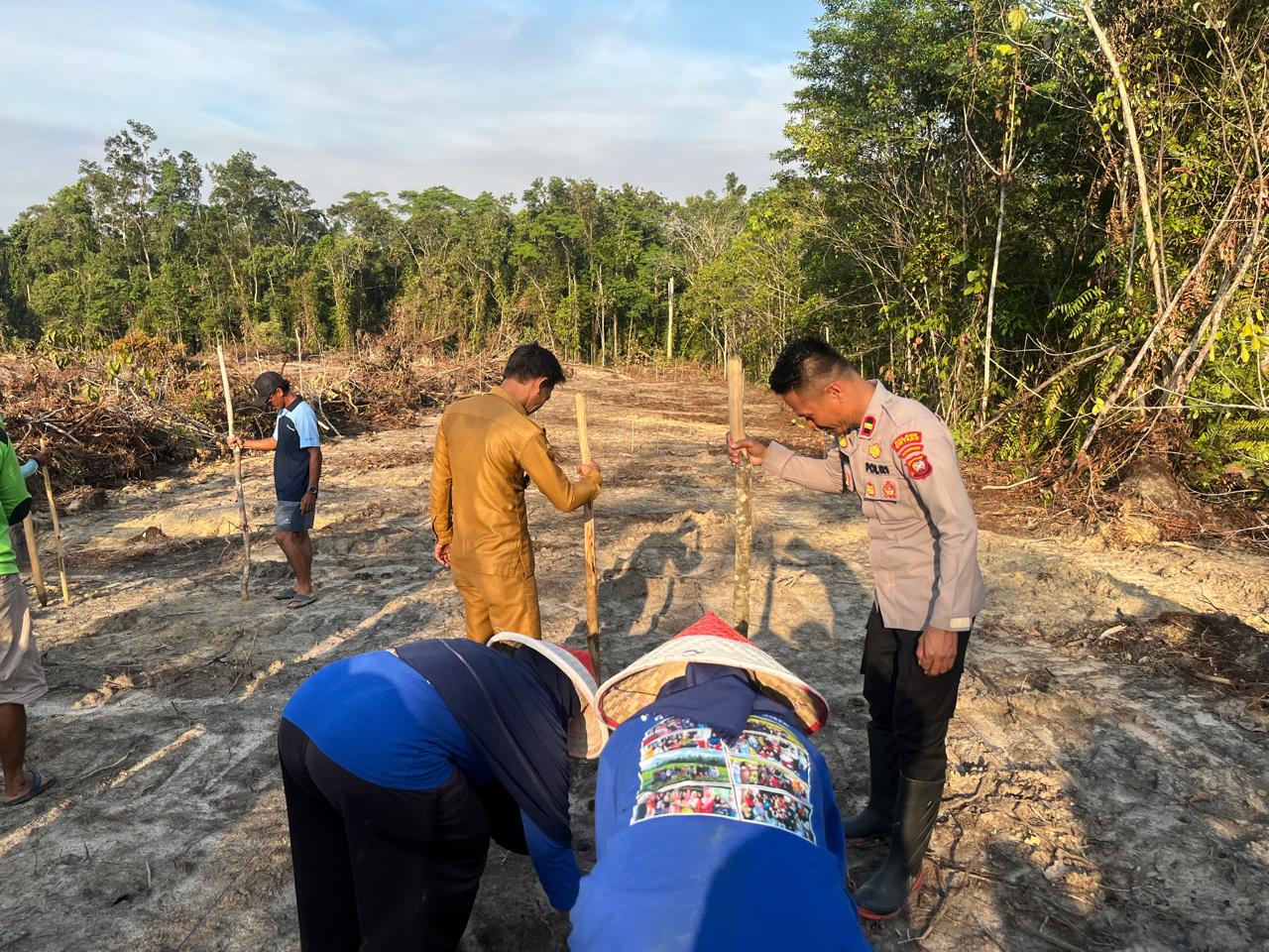 Polsek Sungai Tebelian Dampingi Penanaman Jagung Hibrida di Lahan 2 Hektare