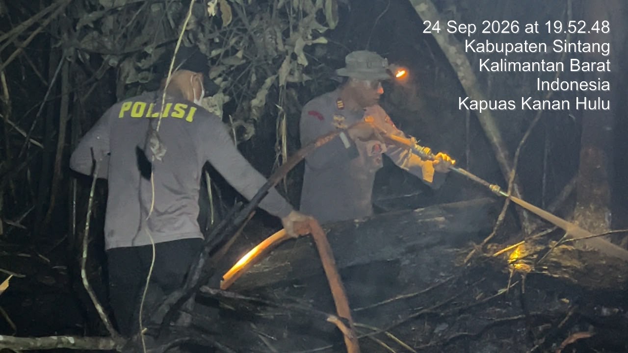 Polsek Sintang Kota Bersama Damkar Padamkan Karhutla di Kapuas Kanan Hulu